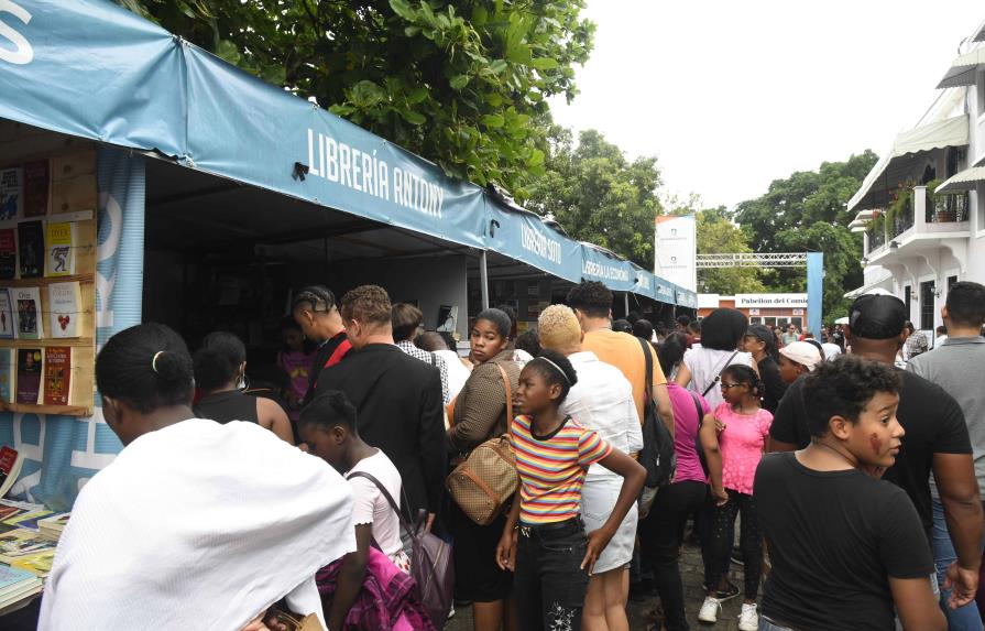 Feria del Libro vendió bien, a pesar de las lluvias y los retrasos