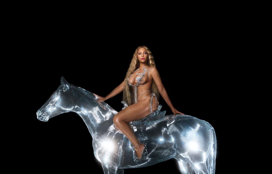 Montada en un caballo plateado, así sale Beyoncé en la portada del nuevo álbum