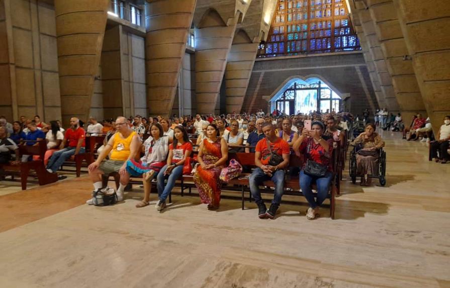 Peregrinos duermen en inmediaciones de la Basílica en Higüey para celebrar centenario de la virgen