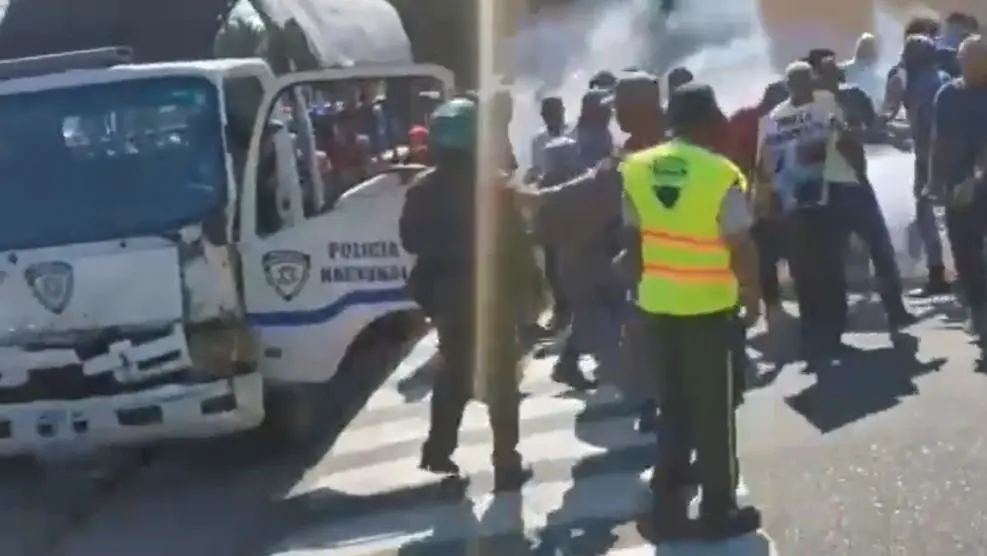 A “bombazo limpio”, Policía dispersa grupo pretendía protestar en alrededores de la Cancillería
